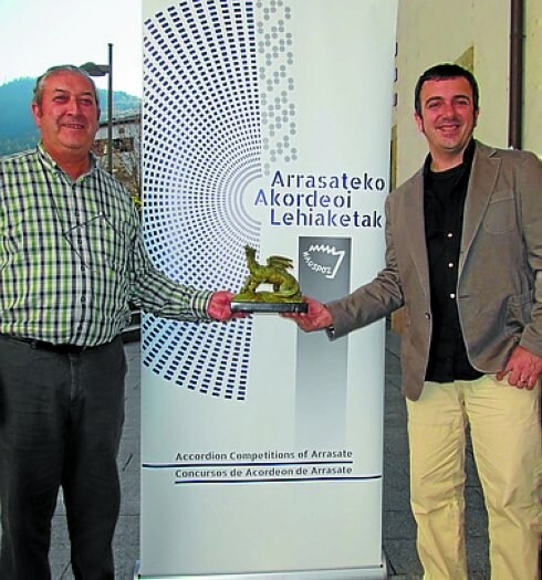 Trofeo. El concejal Mendieta y el presidente de Hauspoz, Aitor Furundarena, con el dragón.