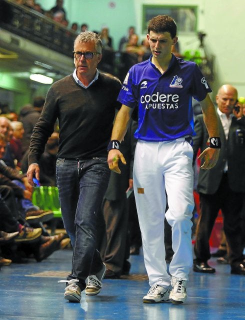 El doctor José María Urrutia acompaña a Jokin Altuna a los vestuarios del Beotibar.