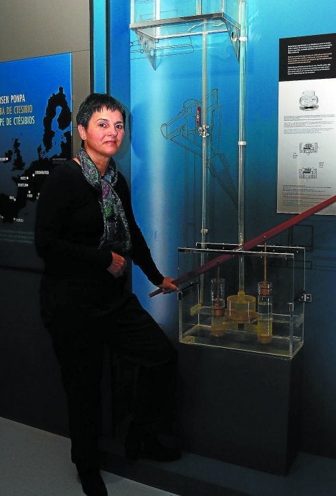 Urteaga, junto a la reconstrucción de una bomba de Ctesibio que realizó Oiasso a partir de una pieza hallada en Irun, uno de los pocos restos de este tipo de máquina que ha aparecido en Europa.