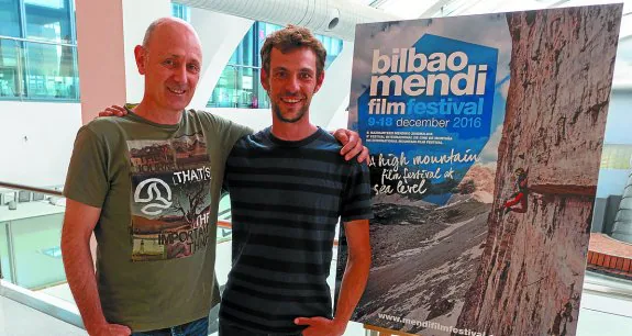 Jabi Baraiazarra junto al autor de la imagen del cartel de la novena edición, Jon Herranz, de Getxo. 