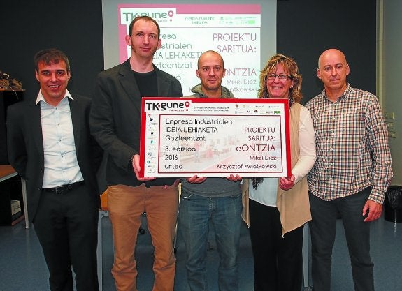 Premio. Krzystof Kwiatkowsky y Mikel Díez junto a representantes del Ayuntamiento y el IMH 