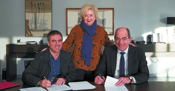 Miguel De los Toyos, alcalde de Eibar, Marisa Arriola, directora del BIC Gipuzkoa, y Alex Bengoa, director de Tekniker, en la firma del convenio.