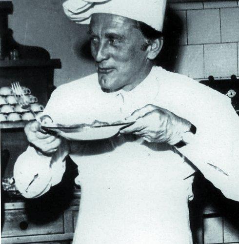 Douglas bromea en la cocina de Gaztelubide, en julio de 1958. 