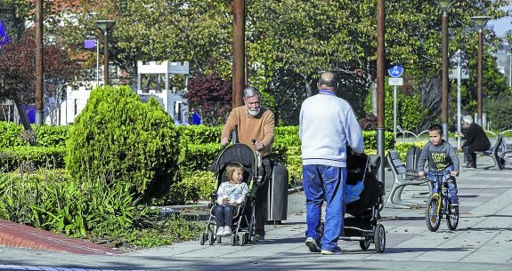 Abuelos pasean a sus nietos, una ayuda imprescindible para muchas familias por los problemas de conciliación familiar y laboral.