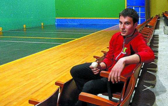 Ander Imaz, sentado en las butacas de cancha del Madalensoro de Oiartzun, donde dio sus primeros pelotazos.