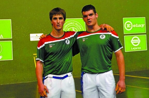 Errandonea y Martinez con camisetas de la selección de Euskal Herria.