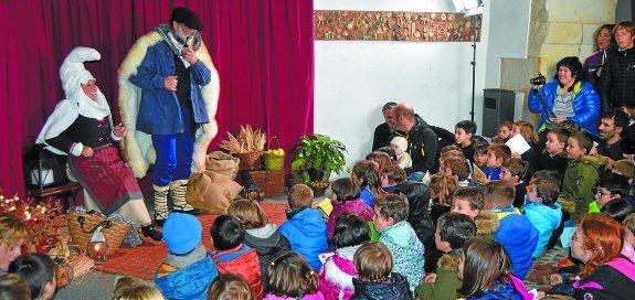 Urduri. Begiak zabal zabalik eta irrifarrea ahoan agurtu zituzten haurrek Olentzero eta Mari Domingi. 