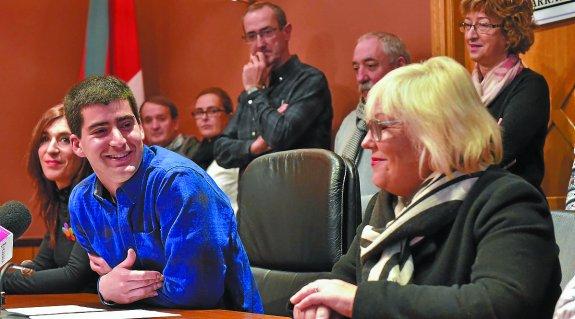 Miembros de EH Bildu y EAJ-PNV, ayer, en el Salón de Plenos del Ayuntamiento. 