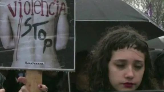 Una mujer porta una pancarta durante una manifestación contra la violencia machista celebrada este miércoles en Argentina