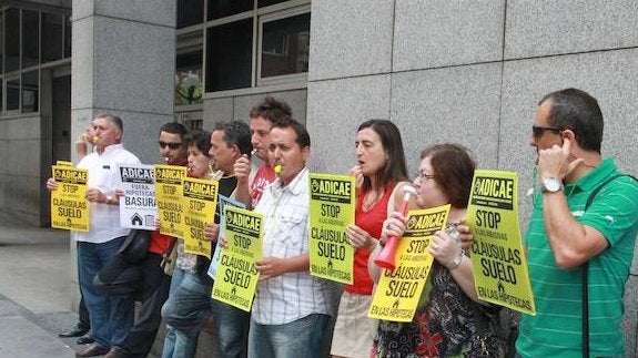 Afectados vascos de las cláusulas suelo, en una concentración de protesta ante el Palacio de Justicia de Bilbao.