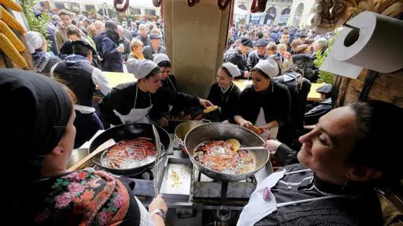 Alrededor de 9.500 kilos de txistorra se vendieron en Santo Tomás en Donostia