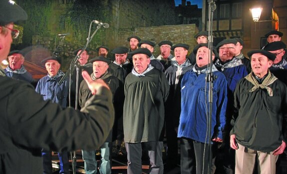 Ocho coros de adultos se han inscrito para el festival de canto de hoy. 