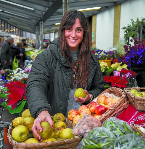 Gabriela, esta semana en el mercado de la Bretxa eligiendo productos de lo más saludables.