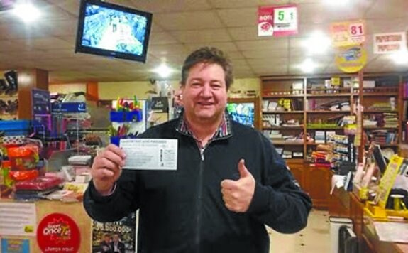 Carlos Ostiz, con el boleto premiado. 