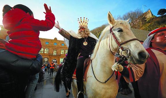 No es la primera vez que Sus Majestades de Oriente llegan a San Sebastián a caballo.