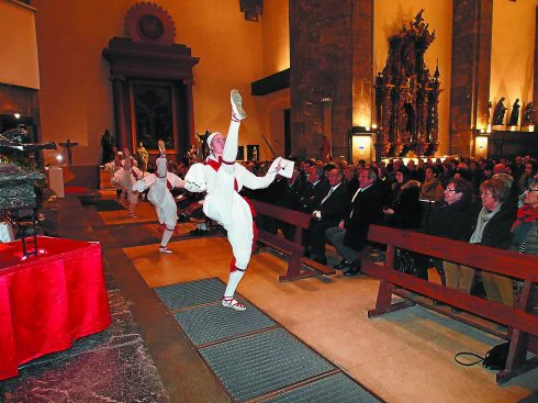 Solemne. Haritz Dantzari taldea bailó durante la misa, a la que también asistieron la alcaldesa y exalcaldes de Elgoibar.