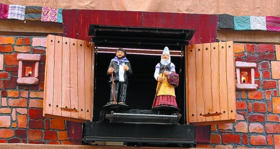 Olentzero y Mari Domingi salen del carrillón y dan las horas al rítmo de la música. 