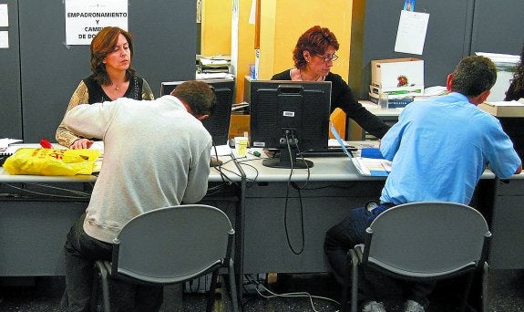 Dos ciudadanos completan el empadronamiento. La AGI pedía un año de residencia, frente a los tres de la RGI.