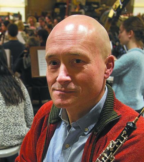 Juan Mari Ruiz, en un ensayo con la Orquesta Taupadak.