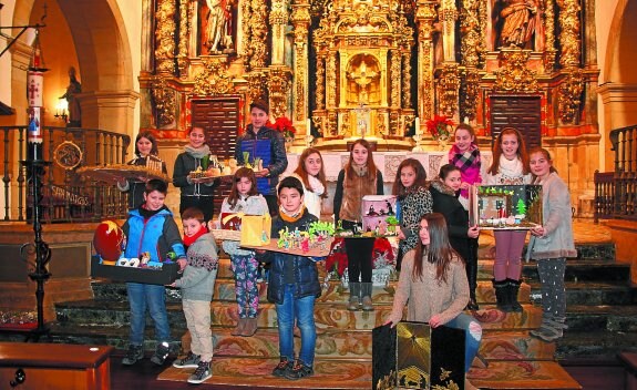 Participantes del concurso de belenes, todos ellos ganadores, durante la entrega de premios celebrada ayer en la parroquia. 