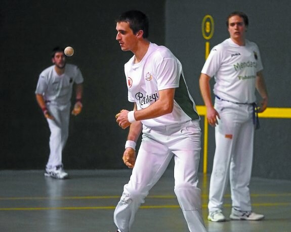 Cancha. La pelota volverá a tomar la Ikastola Elgoibar a partir de las 22.00 de esta noche. 