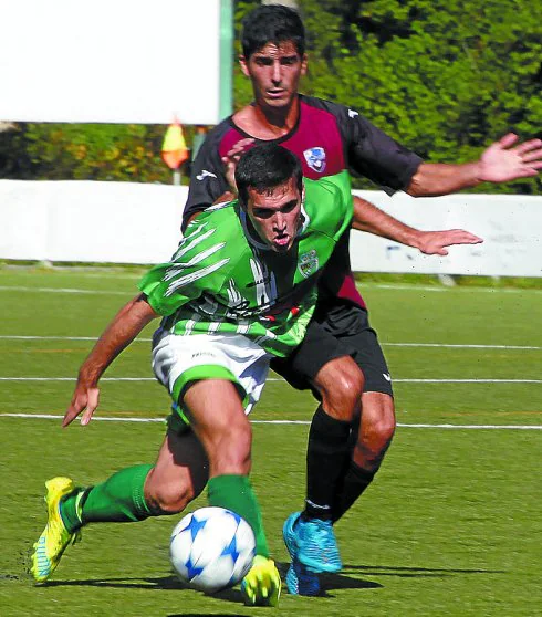 Un jugador local, en la disputa de un balón. 