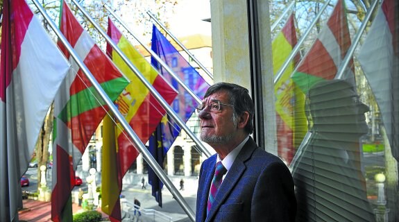 El máximo responsable del TSJPV, en la terraza del Palacio de Justicia de Bilbao. ::