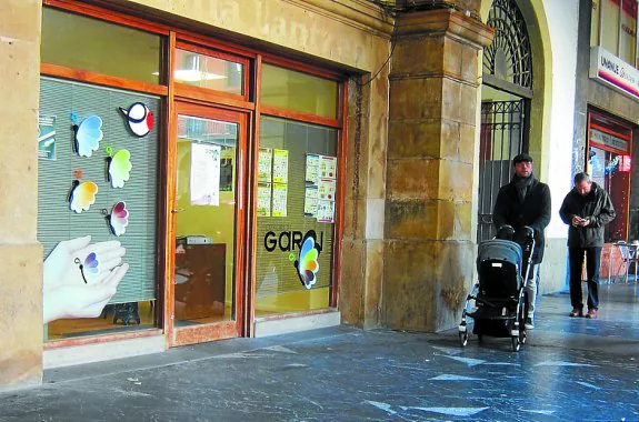 La oficina de la Mancomunidad en la plaza seguirá dando bolsas. 