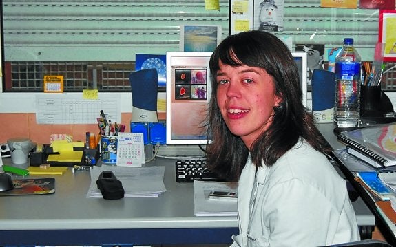 Ainhoa durante la preparación de uno de sus artículos científicos.