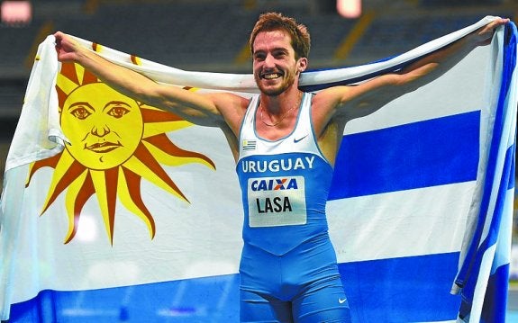 Emiliano Lasa, con la bandera de Uruguay. 