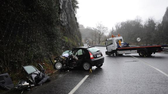 El coche siniestrado en el accidente de la N-634 
