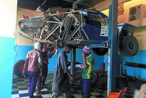 Los mecánicos del Donosti Taldea se afanan en reparar el buggy en un taller de Mauritania. 