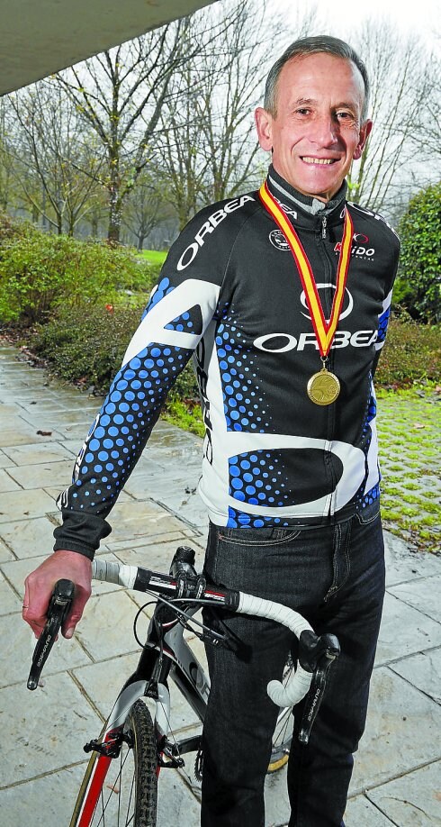Jokin Mujika, con la última medalla que ha conseguido.