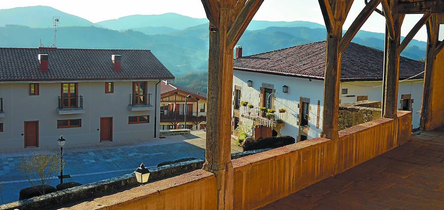 Vista de la plaza con el ayuntamiento y ostatu a la derecha, desde el pórtico de la iglesia. 