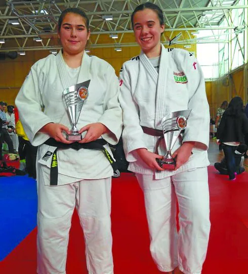 Las dos judocas con sus trofeos tras competir en Burgos.