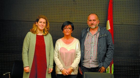 Acuerdo. La alcaldesa, Izaskun Gómez, junto a los representantes del club Illunbe, Itsaso Andueza y Antonio Vázquez Aido, su presidente.