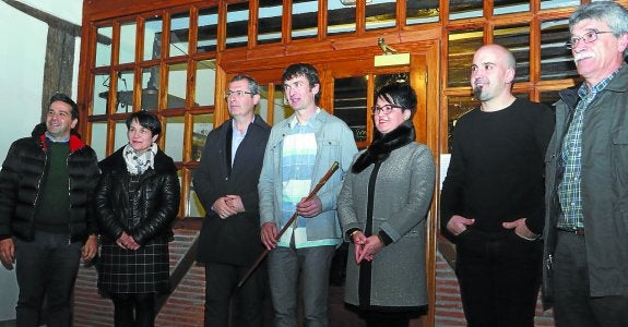 Markel Olano e Imanol Lasa posan junto al presidente, Gorka Sasieta, y resto de miembros de la comisión gestora de Itsaso. 