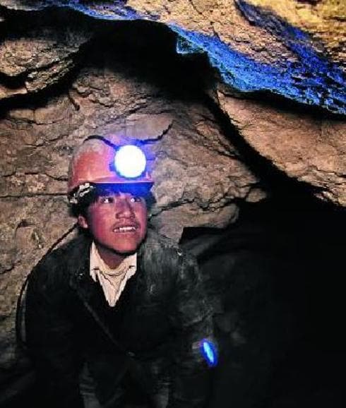 Uno de los niños que trabajan en la mina de Cerro Rico, a su entrada en una de las galerías