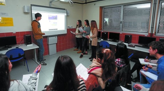 Alumnos de Antigua Luberri, en Donostia, ultimando los detalles de su proyecto este pasado jueves. 