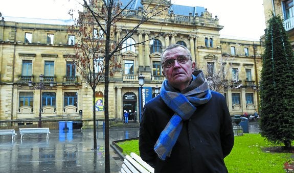 Frantxis López de Landatxe, ante el edificio del Koldo Mitxelena que ha dirigido durante más de veinte años.