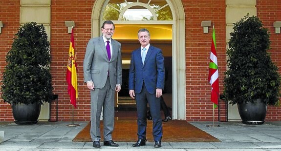 Rajoy recibe a Urkullu en la puerta de la Moncloa en una visita oficial que el lehendakari realizó al presidente en 2013. 