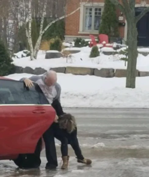 Facebook se contagia de la risa incontrolable de una mujer que ve a su hija resbalar en el hielo