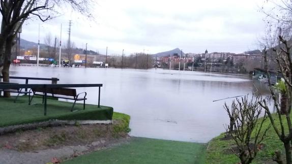 El campo de rugby de Hernani, inundado. 
