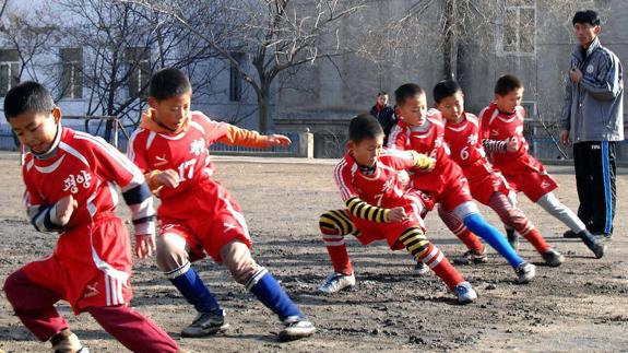 Niños norcoreanos participan en un entrenamiento de fútbol en un colegio de primaria en Pyongyang. 