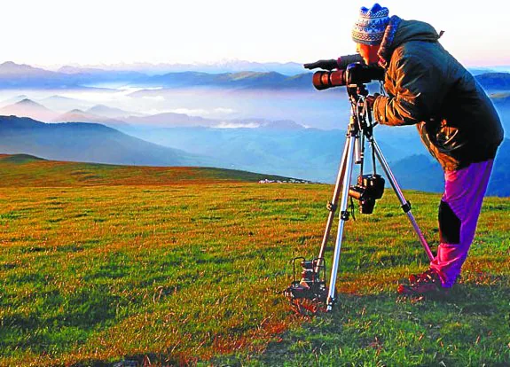 Santi Yaniz, realizando su trabajo de fotógrafo de paisajes y naturaleza. 
