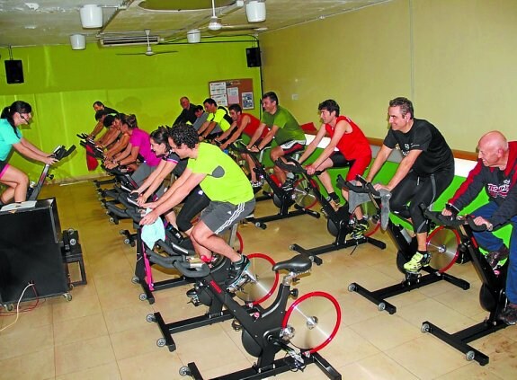 Practicantes de spinning en una clase con las nuevas bicis. 