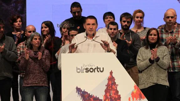 Arnaldo Otegi ha sido reelegido secretario general de Sortu, durante el congreso que se ha celebrado hoy en Bilbao. 