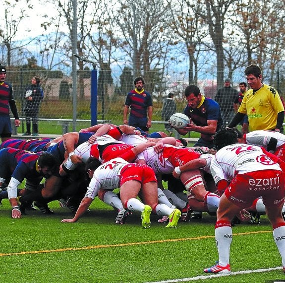 Los jugadores del Barcelona y Ampo Ordizia forman una melé durante el partido de ayer. 