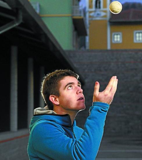 Iker Irribarria juega con una pelota ayer en Arama.