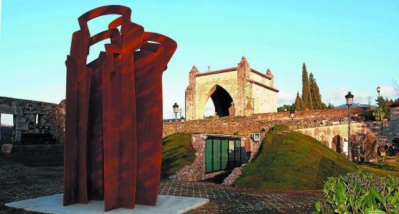 La escultura 'Duintasuna' de Iñigo Arregi preside el columbario construido junto al cementerio de Elgoibar.